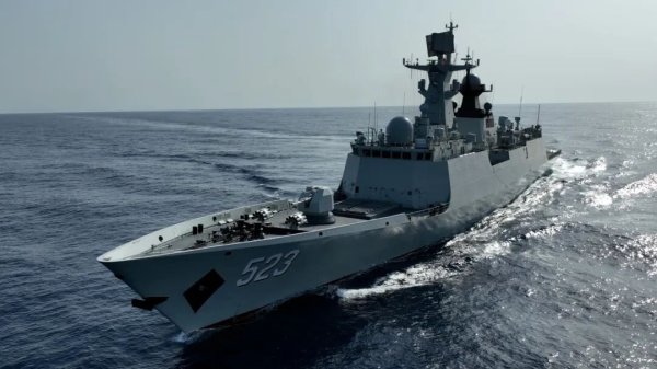 开yun体育网主炮作念好打击准备” 红河舰主炮快速旋转 锁定经营后张开过错 “砰砰砰” 伴跟着弥漫的硝烟 经营被击中 ▲副炮射击 “发现存多艘快艇从我后方接近” 一波未平放诞滚动 红河舰调养航速 进行大角度转向 副炮调养标的角度 快速锁定经营 ▲打击画面 “辐射!” 已而那 火舌喷涌 “敌”经营被毁坏 ▲舰载